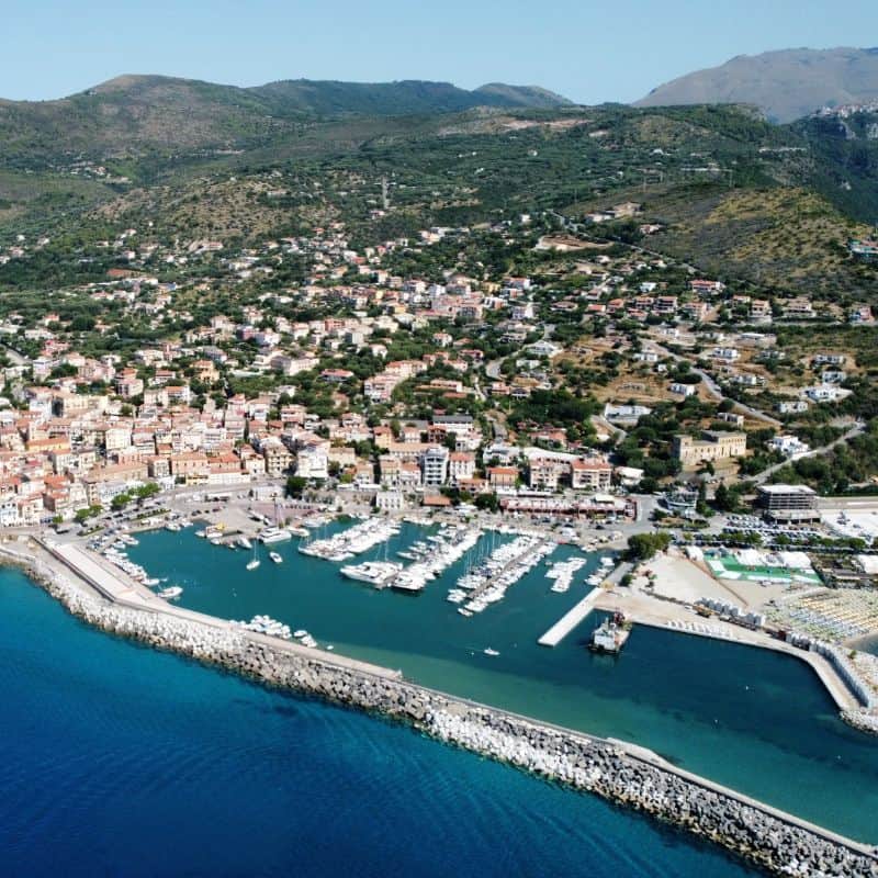 Italien Urlaub Marina di Camerota – Tipps, Erfahrungen & Reisebericht marina di camerota stadt und hafen Blick auf Hafen und Stadtlandschaft.