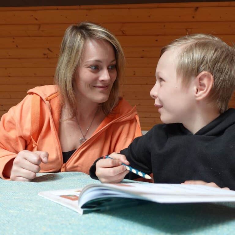 Lernen auf Reisen? Dann aber mit Spaß und Motivation Artikelbilder fuer spaltenlayout 7 Lernende Mutter und Sohn beim gemeinsamen Lernen zu Hause.