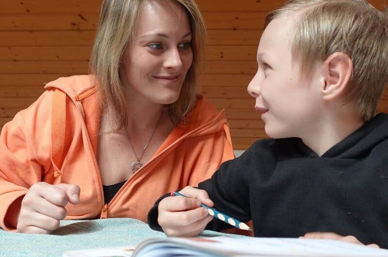 Reisen mit Kindern – entspannt planen, packen & sicher unterwegs sein Artikelbilder fuer spaltenlayout 7 Lernende Mutter und Sohn beim gemeinsamen Lernen zu Hause.