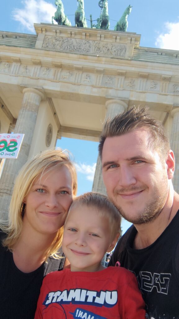 Familie vor dem Brandenburger Tor