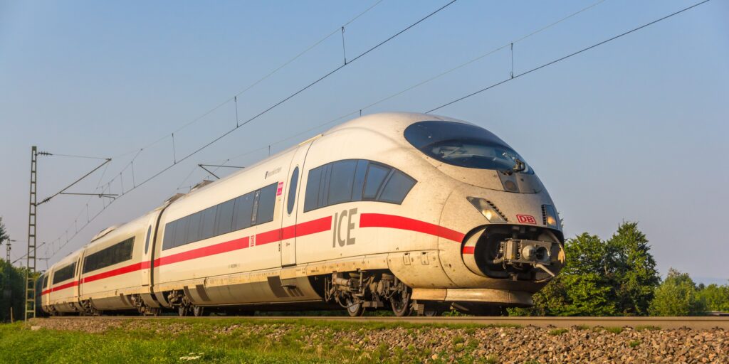 Schneller ICE Zug auf der Strecke nach Berlin 