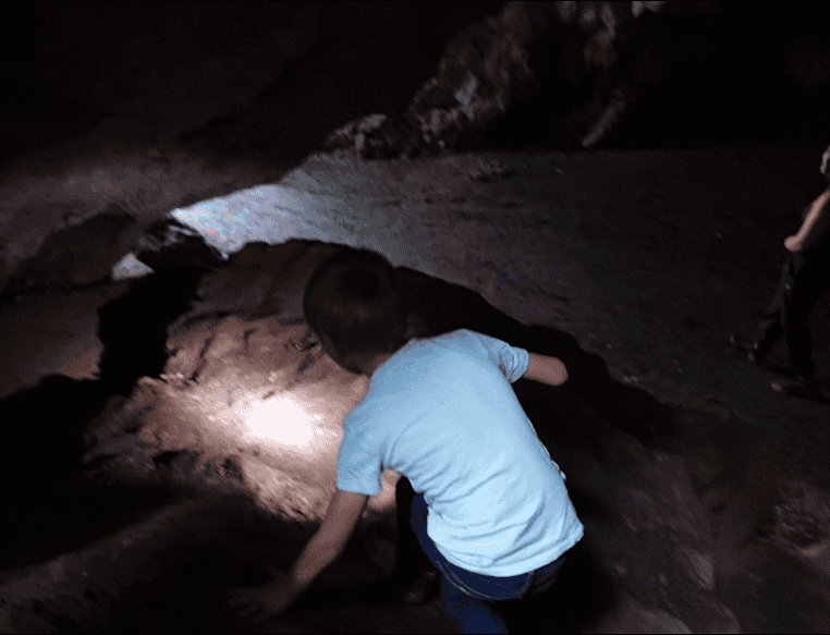 kind kletter durch die kakushöhlen mechernich