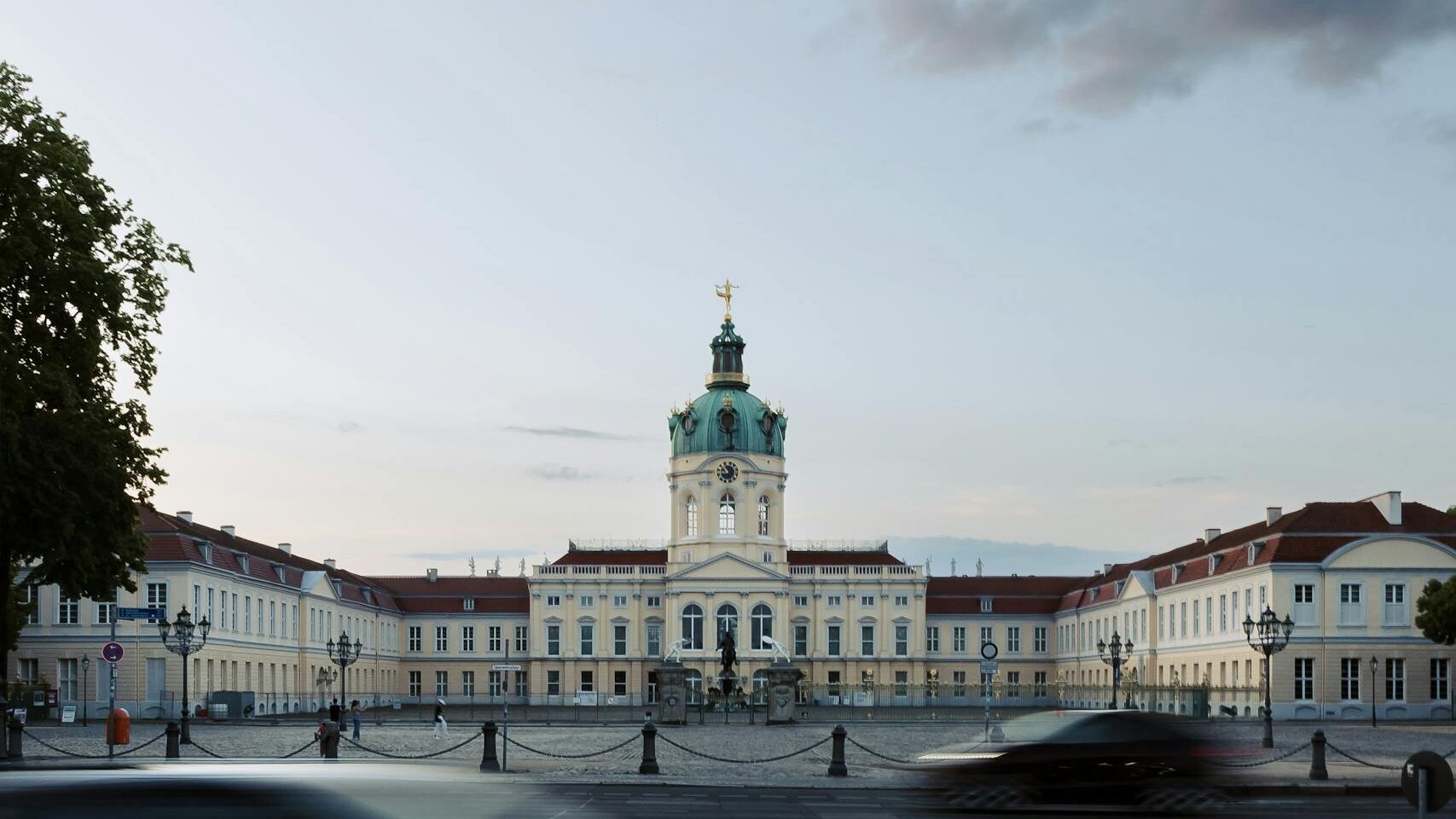 Schloss Charlottenburg bei Sonnenuntergang.