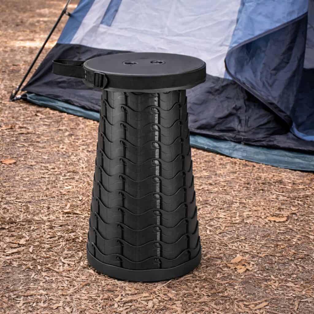 Schwarzer Klapphocker im Freien