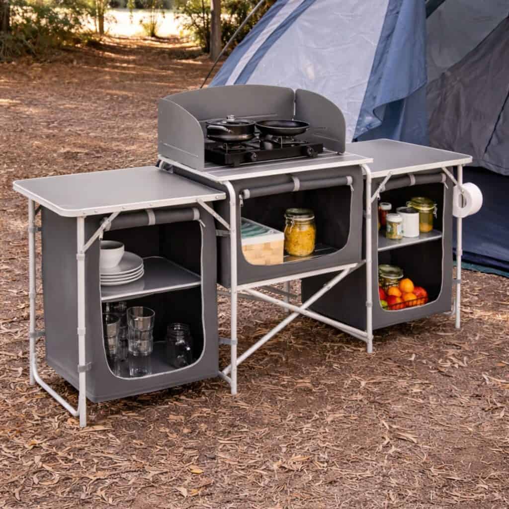 Camping-Ausrüstung: 50 geniale Dinge, die jeder Camper braucht campinggadgets camping ausruestung camping zubehoer 5 Campingküche mit Stauraum und Herd perfekt für den Campingurlaub