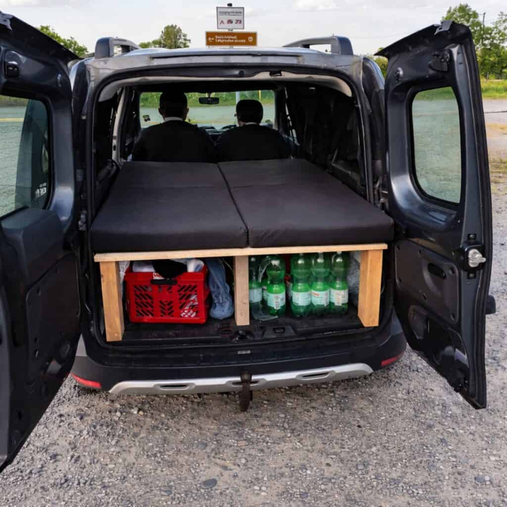Kofferraum mit Schlafgelegenheit und Getränken