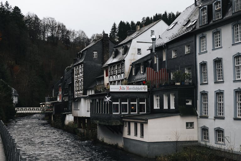CMonschau Altstadt: Tipps für deinen Ausflug in die Fachwerkidylle der Eifel
