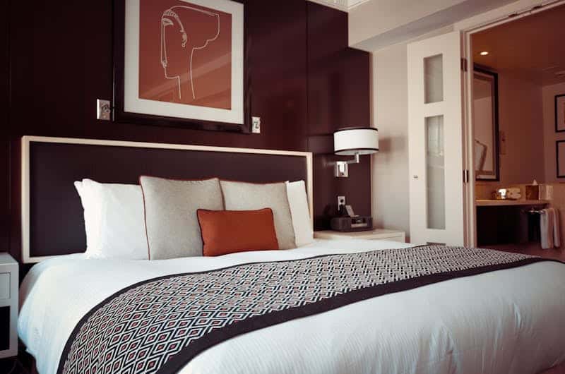 Elegantes Schlafzimmer mit sanfter Beleuchtung.
