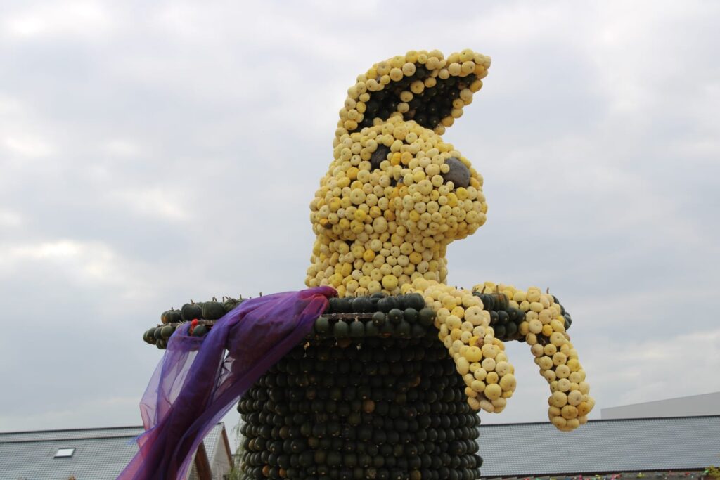 Kürbishase auf dem Krewelshof in Mechernich-Kommern als Teil der großen Kürbisschau