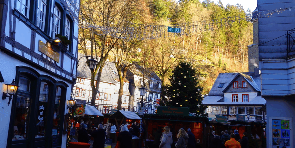 Stimmung auf dem Monschauer Weihnachtsmarkt mit festlich geschmücktem Marktplatz und Tannenbaum
