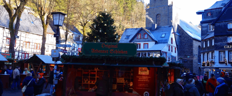 Verkaufsstand mit Monschauer Senf auf dem traditionellen Weihnachtsmarkt in der Altstadt von Monschau
