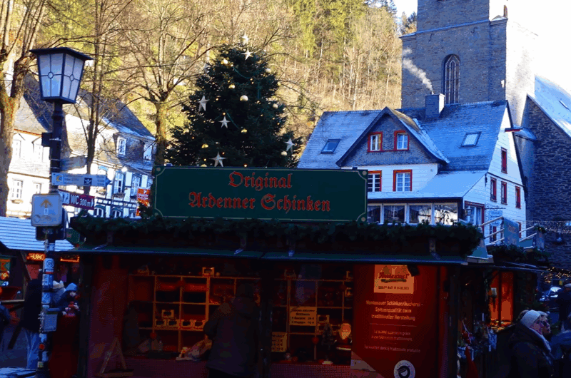 Aachener Weihnachtsmarkt - Tipps für deinen Besuch in der Kaiserstadt monschau weihnachtsmarkt erfahrung 4 Verkaufsstand mit Monschauer Senf auf dem traditionellen Weihnachtsmarkt in der Altstadt von Monschau