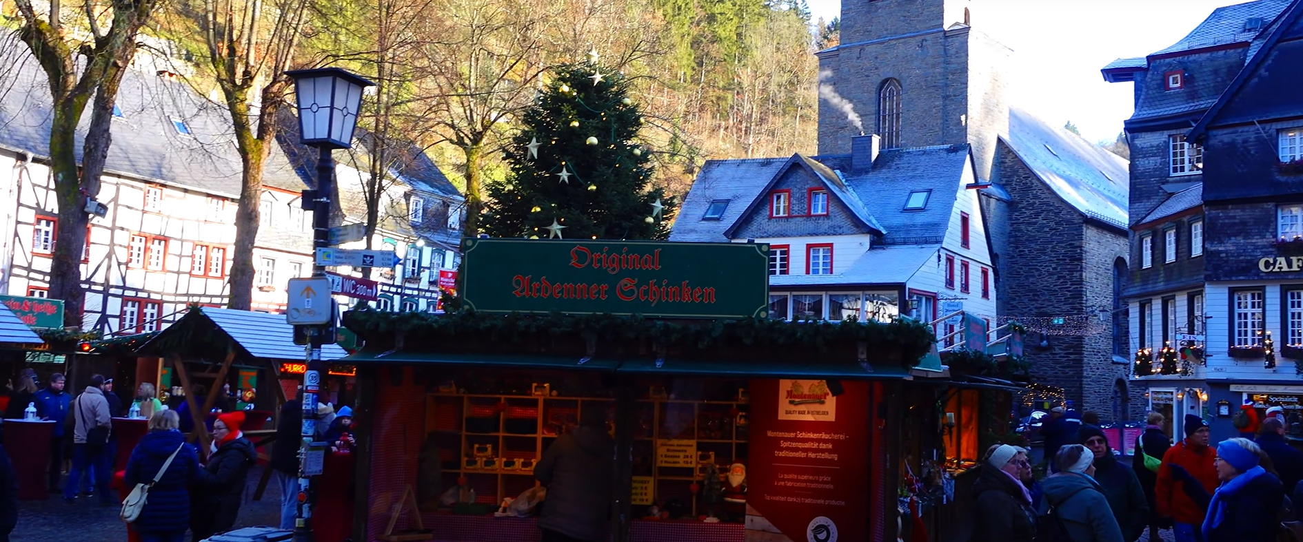 Verkaufsstand mit Monschauer Senf auf dem traditionellen Weihnachtsmarkt in der Altstadt von Monschau