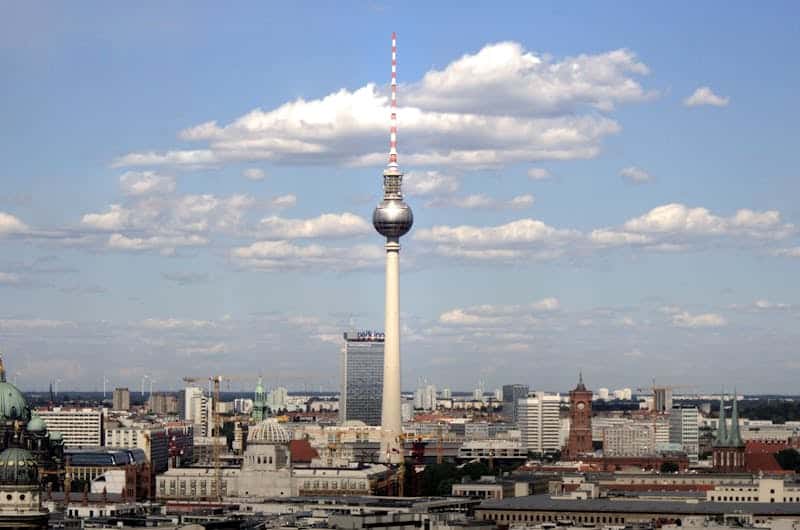 Weihnachtsmärkte in Berlin – unsere 3 Favoriten mit Kind panoramic view of berlins skyline with fernsehturm tv tower under a clear blue sky. 109630 Berlins Skyline mit Fernsehturm und Wolken