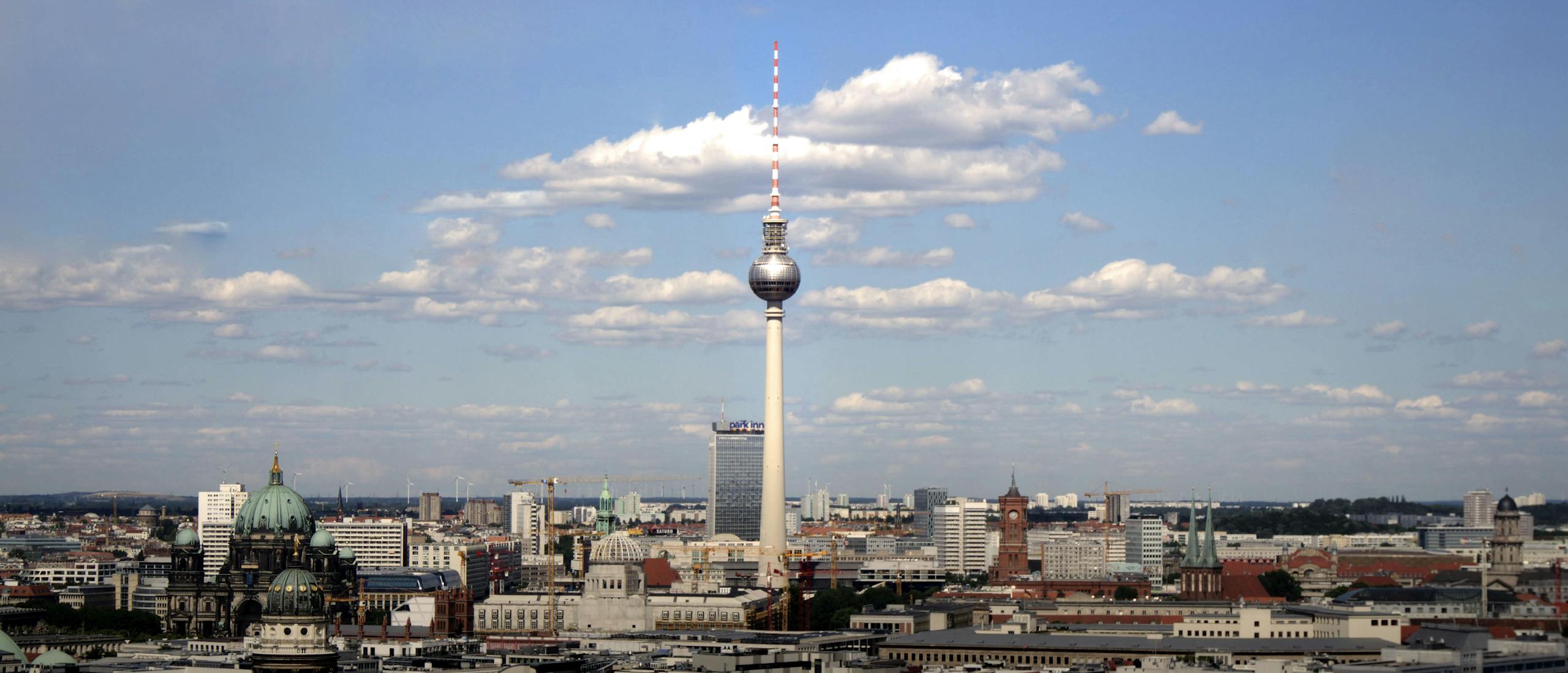 Berlins Skyline mit Fernsehturm und Wolken