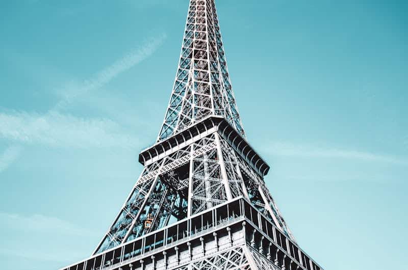 Beste Reisezeit Frankreich – Tipps für Sommer, Städte & Camping stunning low angle view of the eiffel tower against a bright blue sky in paris. 1530259 Paris im Winter