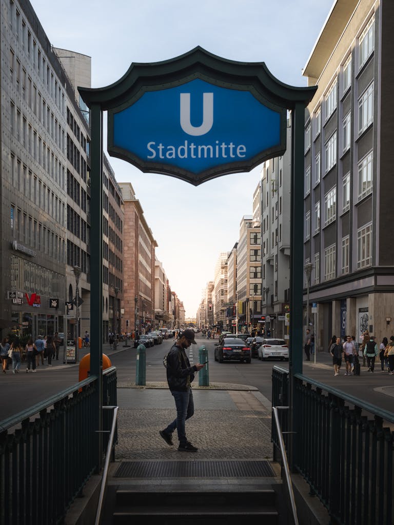 U-Bahn-Station in belebter Straße. In Berlin Stadtmitte
