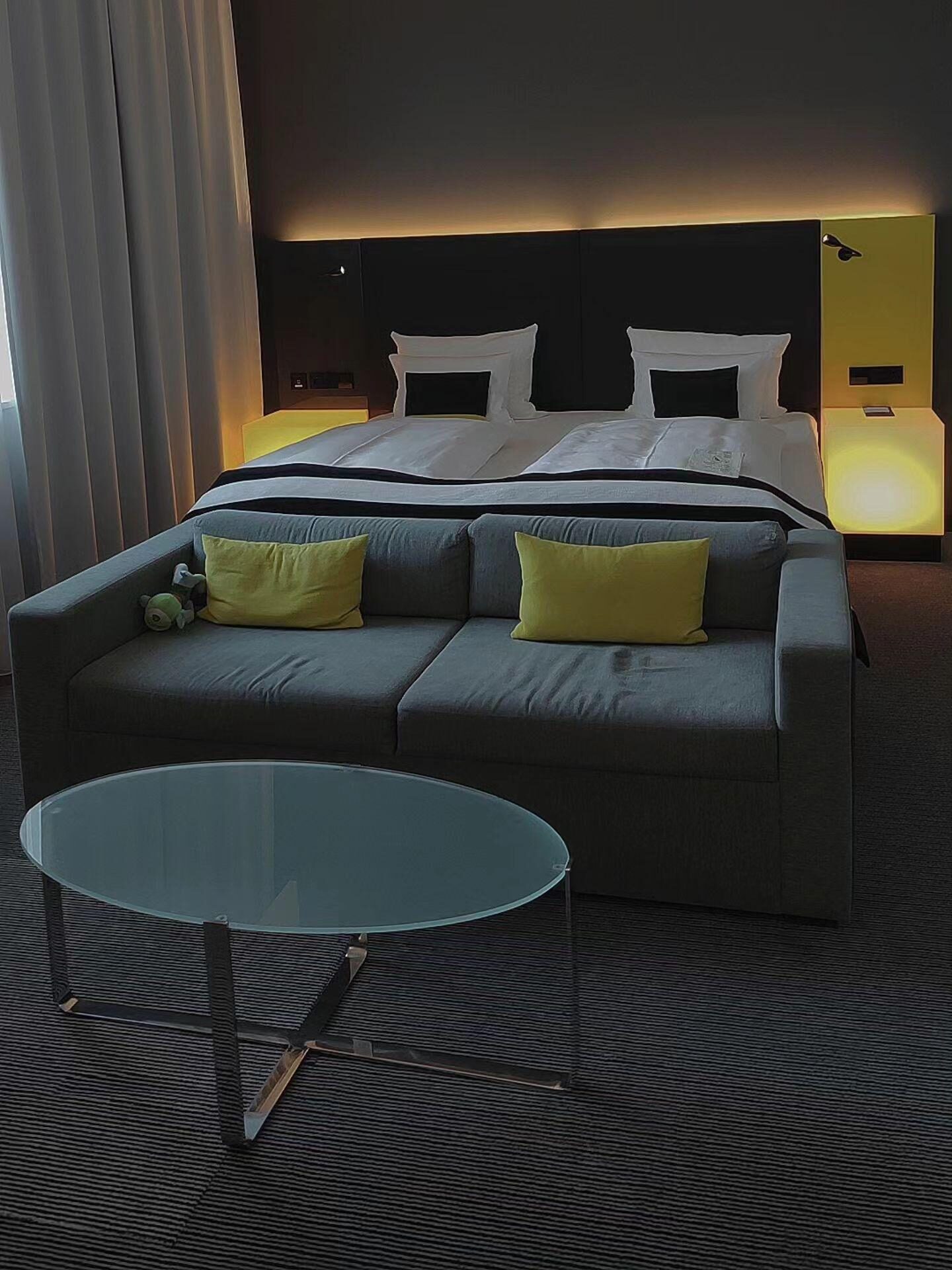 Modernes Zimmer mit gemütlicher Atmosphäre