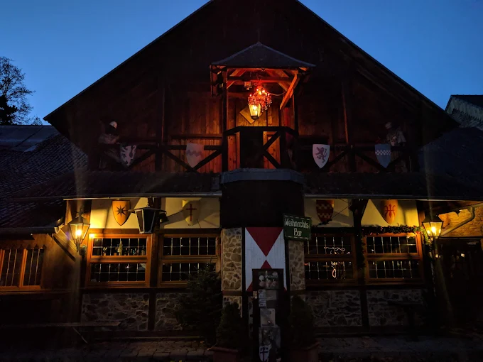 Historisches Gebäude mit festlicher Beleuchtung