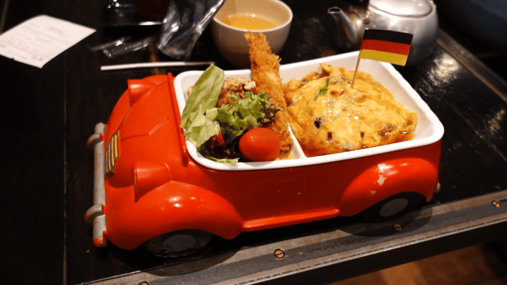 kleines auto als kindermenu für kinder bei naniva mit omlette, reis und frittierte scampi-schwänze