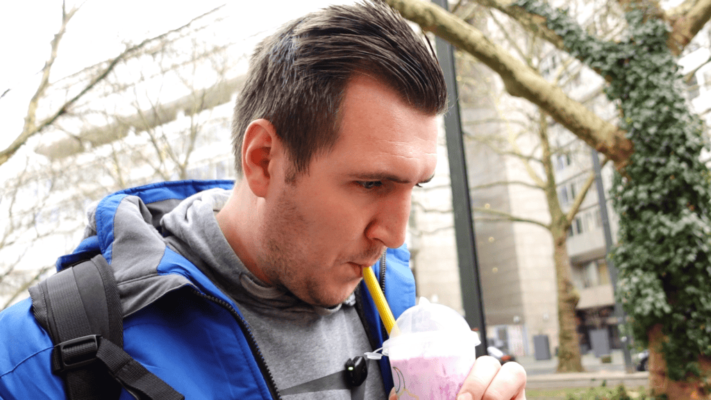 little tokio in düsseldorf mann probiert bubble tea