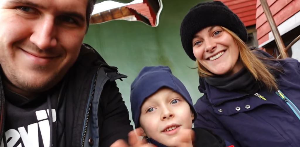 Familie genießt einen Ausflug zusammen.