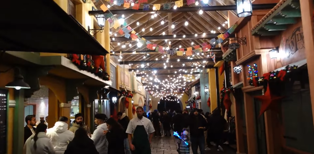 Beleuchtete Gasse mit festlicher Dekoration.