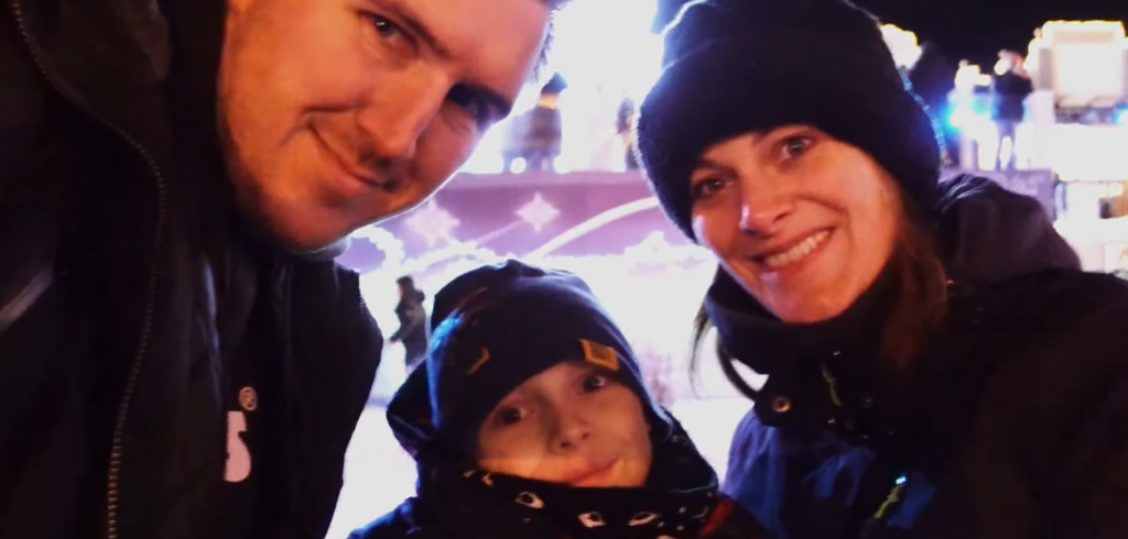 Familie genießt festliche Atmosphäre. Phantasialand