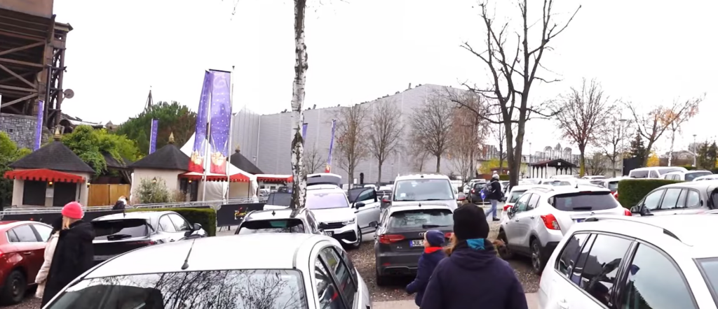 Voller Parkplatz mit winterlicher Atmosphäre vor dem phantasialand.