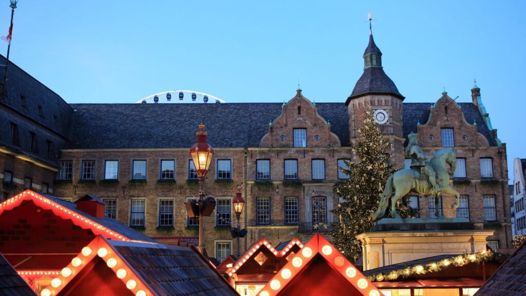 Weihnachtsmarkt mit festlicher Beleuchtung