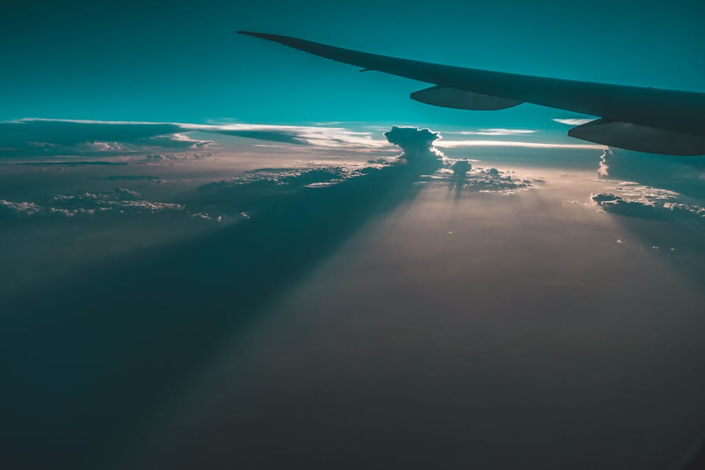 Reiseversicherung für Familien: Welche brauchst du wirklich? Unsere ehrliche Empfehlung captivating view of clouds and airplane wing during twilight creating a tranquil ambiance. 950225 Captivating view of clouds and airplane wing during twilight, creating a tranquil ambiance.