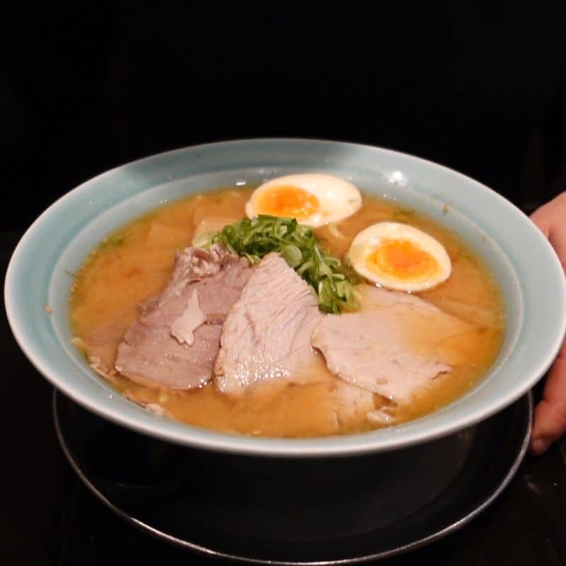 Authentische japanische Ramen-Schüssel bei Naniwa in Düsseldorf Little Tokyo mit kräftiger Brühe und Beilagen.