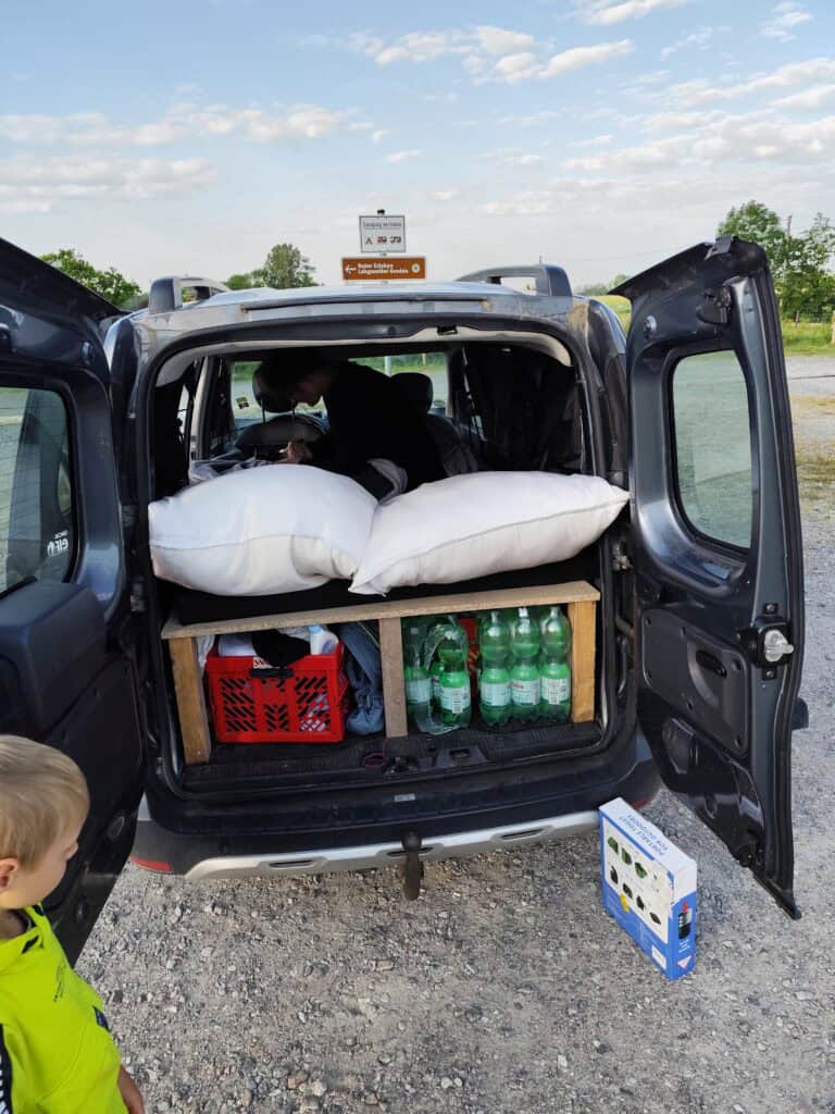 Auto mit Gepäck und Getränken