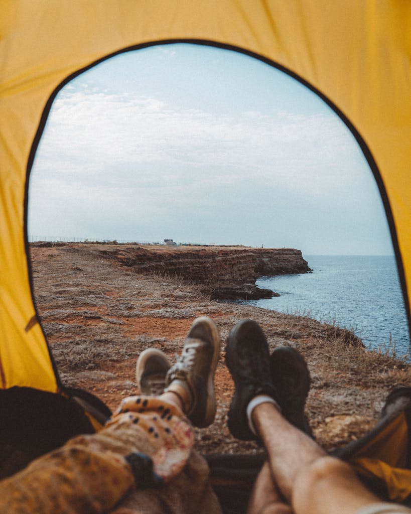 Camping in Italien – alles, was du wirklich wissen musst relaxing inside a tent with a scenic view of the ocean from a coastal cliff. 9266627 Relaxing inside a tent with a scenic view of the ocean from a coastal cliff.