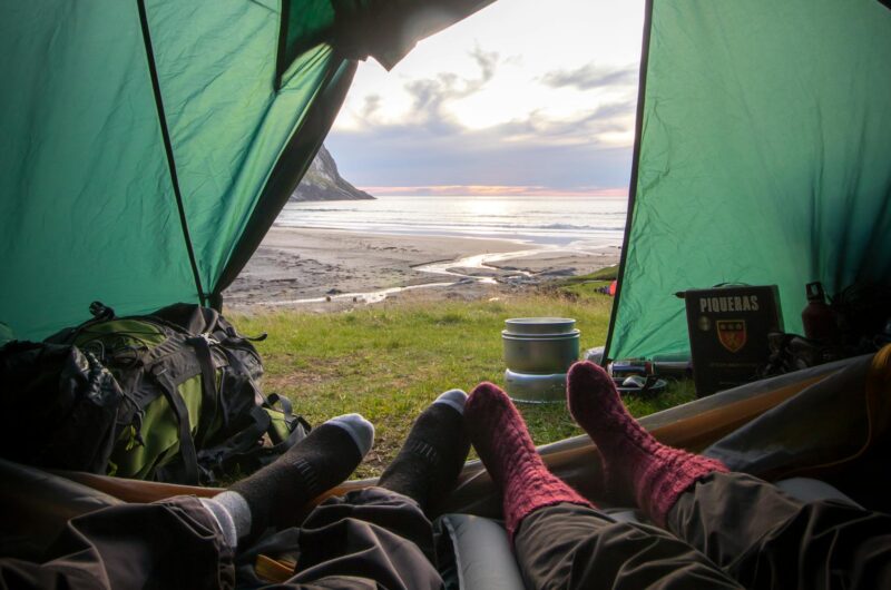 Beste Reisezeit Frankreich – Tipps für Sommer, Städte & Camping view from inside a tent overlooking a coastal sunset capturing a relaxing camping experience. 1840421 scaled e1787846449858 Campingurlaub planen