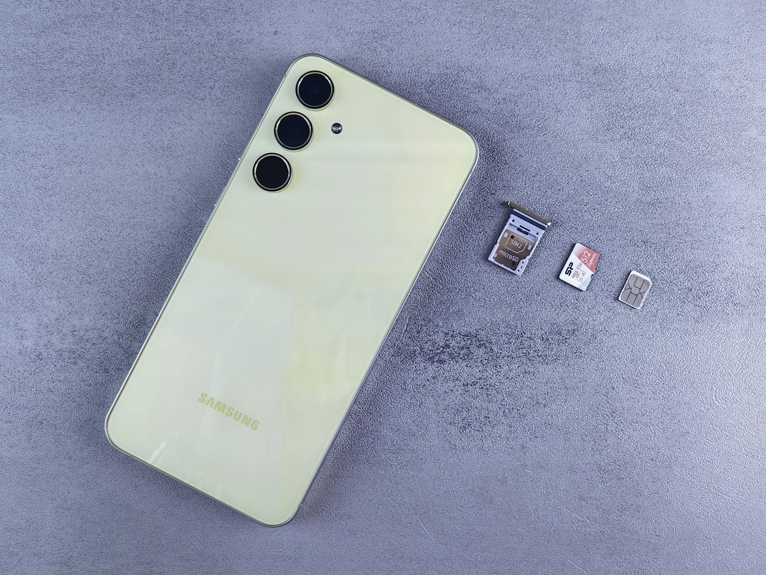 Reiseversicherung für Familien: Welche brauchst du wirklich? Unsere ehrliche Empfehlung yellow smartphone with sim tray memory card and sim card on gray background. 28920287 scaled Yellow smartphone with SIM tray, memory card, and SIM card on gray background.