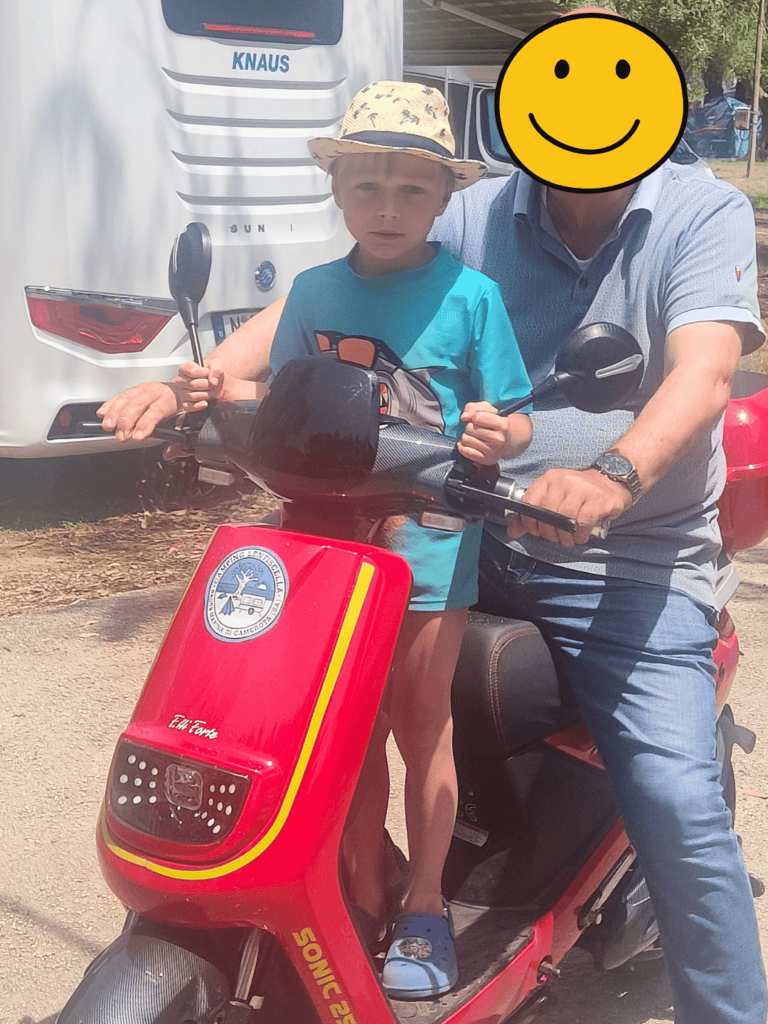 Italien Urlaub Marina di Camerota – Tipps, Erfahrungen & Reisebericht Instagram Story Guten Morgen Bild edited Ein Junge auf einem roten Elektroroller mit einem Erwachsenen, sonniges Wetter, outdoor, Familienzei.