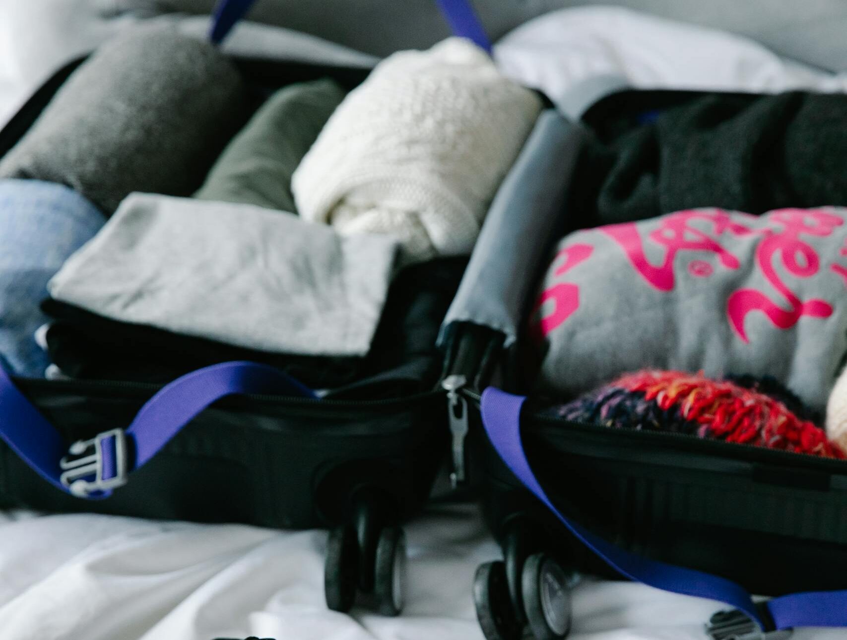 Endlich stressfrei packen: Deine ultimative Packliste für Kleidung & Kosmetik a person packs their suitcase with clothes and travel essentials on a bed. 9185830 scaled e1788881914788 Endlich stressfrei packen: Deine ultimative Packliste für Kleidung & Kosmetik