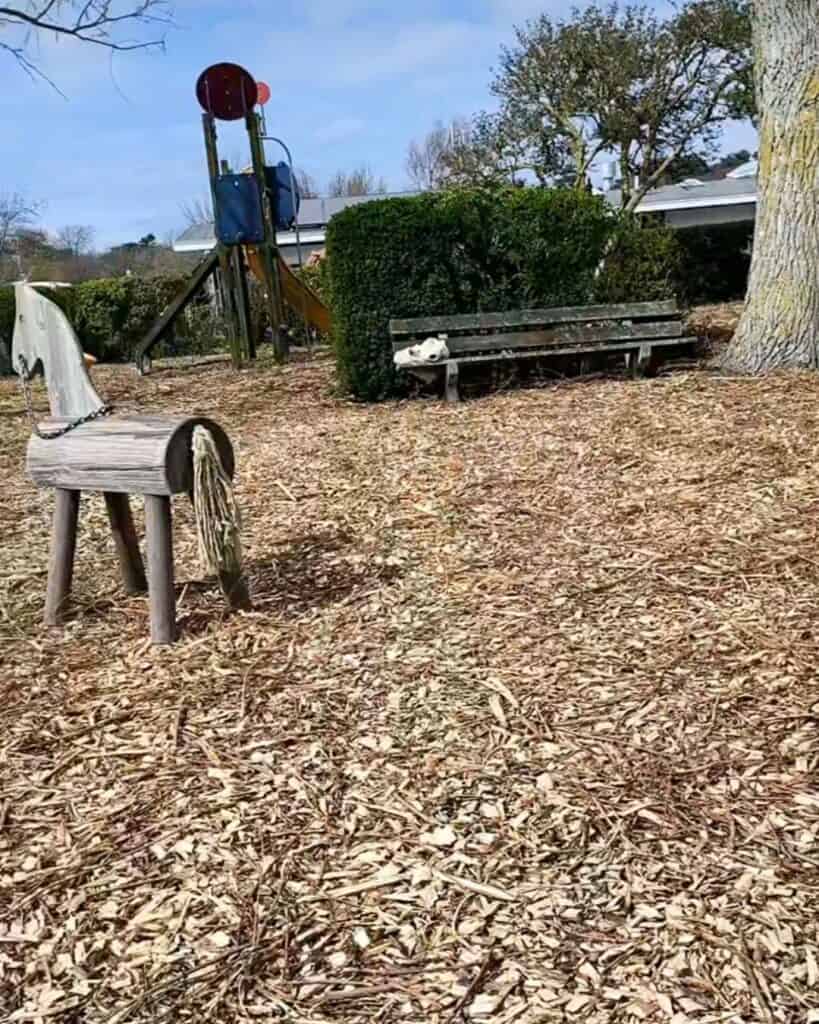 Camping in Burgh-Haamstede: Unsere Tipps für den Familienurlaub in den Niederlanden campingplatz bugh haamstede am meer 4 Hochwertiger Spielplatz mit Rutsche, Schaukel und Sitzbänken im Park, ideal für Familien und Kinde.