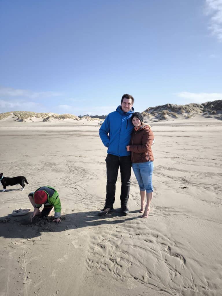 Camping in Burgh-Haamstede: Unsere Tipps für den Familienurlaub in den Niederlanden strand in burgh haamstede und campingurlaub 1 Familie am Strand mit Hund.