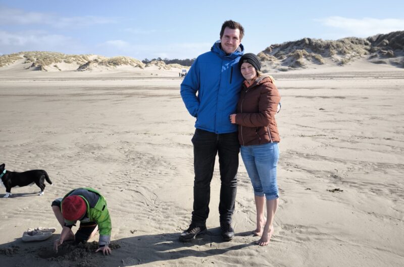 Campingurlaub mit Kindern – Tipps, Erfahrungen & Vorbereitung strand in burgh haamstede und campingurlaub 1 scaled e1788872182641 Familie am Strand mit Hund.