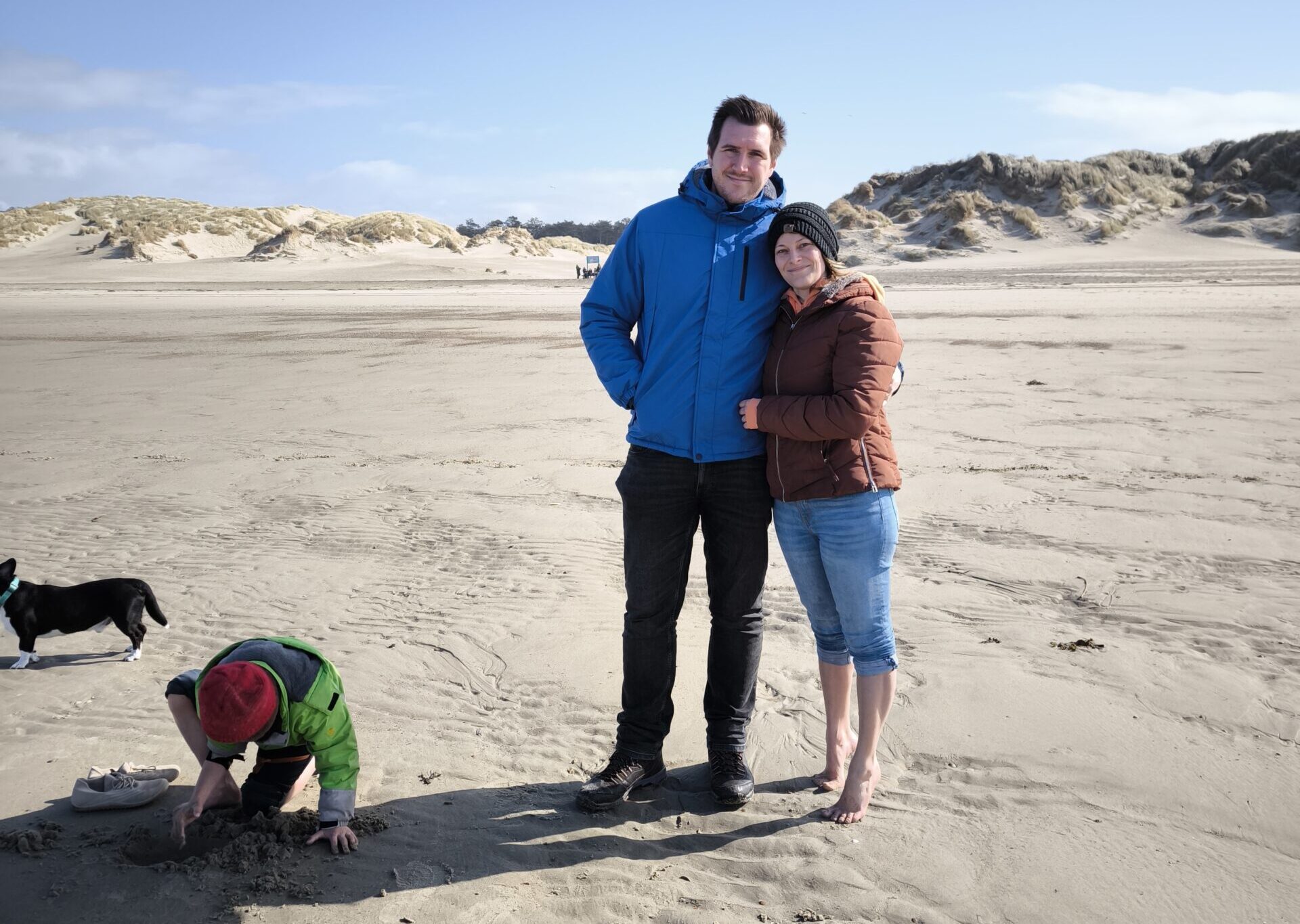 Campingurlaub in Burgh-Haamstede: Familienurlaub in den Niederlanden strand in burgh haamstede und campingurlaub 1 scaled e1788872182641 Familie am Strand mit Hund.