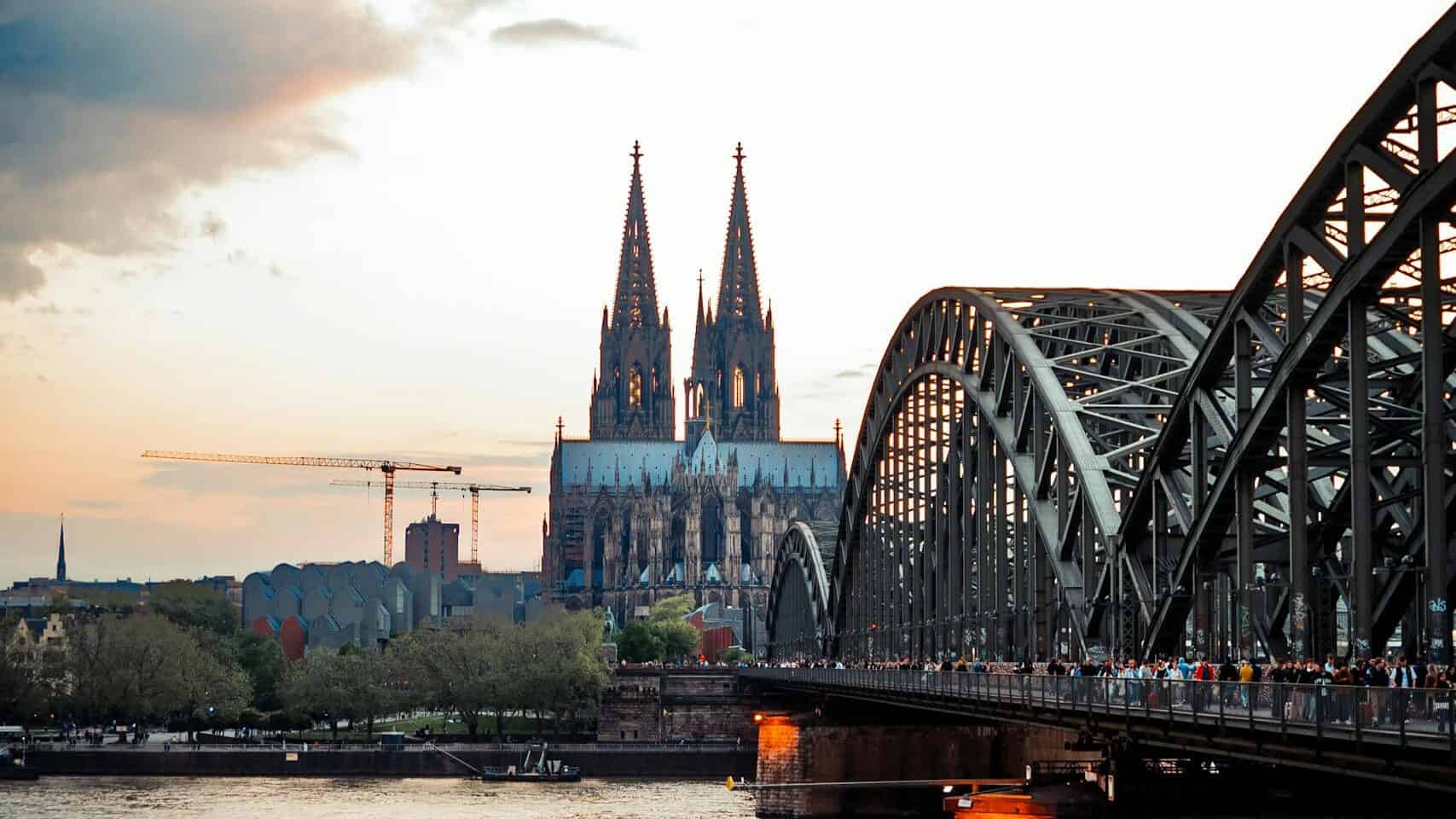 Kölner Dom und Hohenzollernbrücke bei Sonnenuntergang
