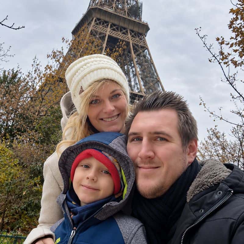 Familie vor dem Eiffelturm