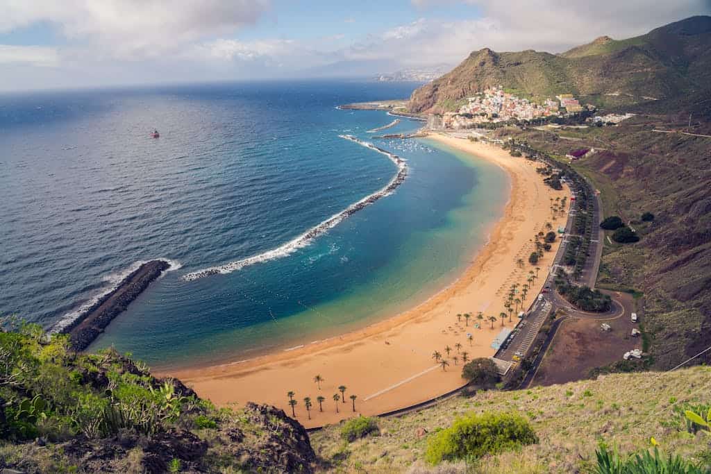 Beste Reisezeit für Teneriffa: Wetter, Monate & unsere Tipps a breathtaking aerial view of tenerifes coast with golden sands clear blue waters and lush green mountains. 6726422 Beste Reisezeit für Teneriffa