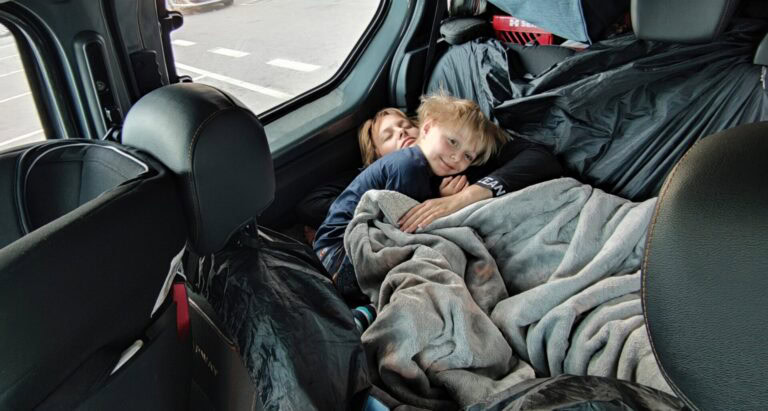 Ultimative Tipps für lange Autofahrten mit Kindern – so bleibt die Reise entspannt