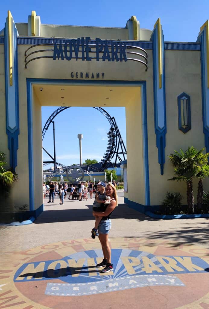 Familie vor dem Movie Park Eingang