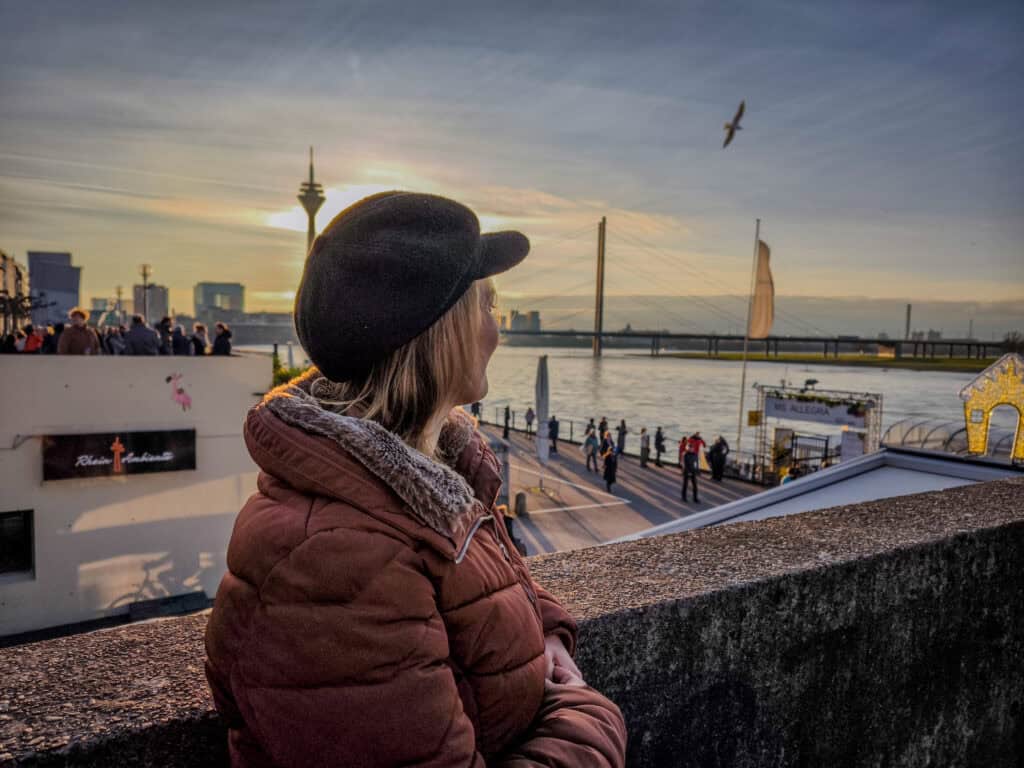 Ausflugsziele in NRW Rheinuferpromenade in Düsseldorf bei Sonnenuntergang