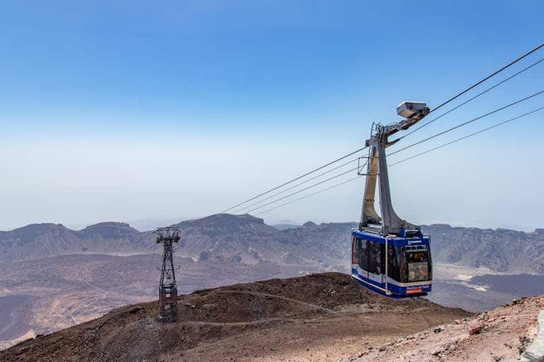 Sehenswürdigkeiten auf Teneriffa – die schönsten Orte der Insel experience a stunning cable car journey over volcanic landscapes of teide national park in tenerife. 10550207 Sehenswürdigkeiten auf Teneriffa