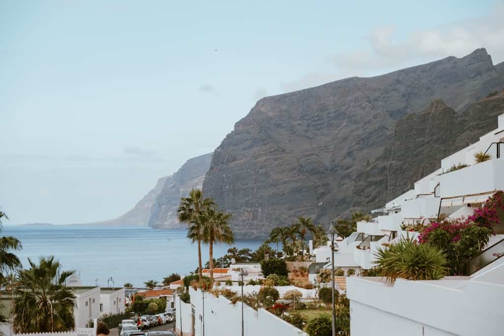 Die schönsten Orte auf Teneriffa – Städte, Dörfer & Küstenorte idyllic coastal town with striking cliffs palm trees and sea views perfect for travel inspiration. 15982903 Los Gigantes auf Teneriffa